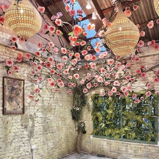 รับจัดดอกไม้ปลอมตามร้านอาหาร  รับจัดดอกไม้ปลอมตามร้านอาหาร